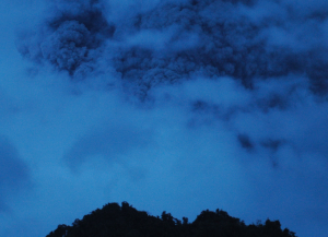 Gambar 1. Kolom debu vulkanik mengepul ke langit pada kejadian Senin pagi 18 November 2013, diabadikan dari arah selatan (Kaliurang). Sumber: BPPTKG, 2013. 